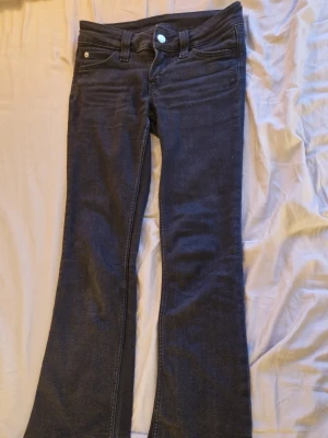 Svarta bootcut jeans - Svarta flare jeans, lågmidjade, stretchiga och supersnygg passform. från ceap monday💜