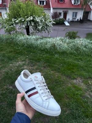 Moncler skor - Moncler monaco skor, storlek 43 sitter som 44 skulle jag påstå, använder inte längre men riktigt fint skick. Skriv för fler bilder. Självklart äkta skor🤩 