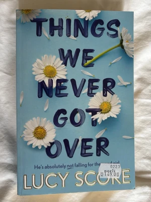 Boken Things We Never Got over - Engelsk bok! oläst, ny med prislapp! Författare är Lucy Score 🫶 