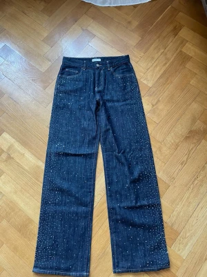 Glitter jeans  - Glitter jeans marinblå, wide, använda en gång! 