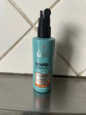 Schwarzkopf Gliss Scalp Balance Spray - Scalp Balance Spray från Schwarzkopf Gliss med panthenol. Sprayen kommer i en turkos plastflaska med svart spraymunstycke och ger skydd för hårbotten, inklusive UV-skydd SPF 20. Passar alla hårtyper och är enkel att applicera.