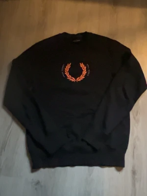 Fred Perry tröja  - En fred Perry tröja i storlek S, den är i bra skick och ser inte använd ut. Bara att höra av sig om man har nån fråga.