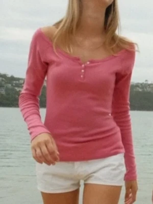 SÖKER brandy Melville topp - Hej! Söker denna brandy Melville topp, skriv gärna om du säljer☺️