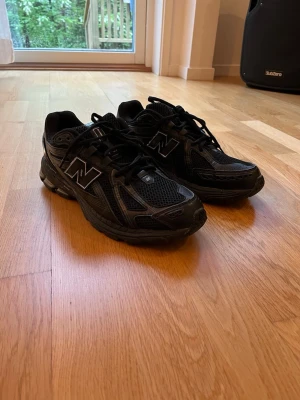 Svarta new balance 1906r - Säljer ett par svarta New Balance sneakers som är in princip ny skick. Jag har använt dom en gång utomhus och en gång på gymmet. Skorna är i storlek 44 men passar nog till 45 också. Säljer dom eftersom ja behöver pengar och inte för att de är nåt fel på dom. Pris kan diskuteras! 