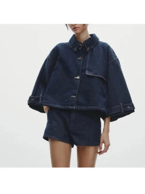 Jeans kappa Zara  - Säljer denna populära mörkblå oversized jeansjacka med breda trekvartsärmar och klassisk krage. Den är i storlek XL men känns mer som en M, är själv en S och tycker den sitter snyggt oversized🥰