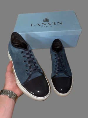 Blåa Lanvin Cap Toe - Säljer dessa blåa Lanvin Cap Toe i nyskick. Storlek US 7 vilket motsvarar storlek 40, men passar 41. Skick: 10/10. Skorna är i nyskick och de är aldrig använda, endast testade.  Nypris: 5200kr. Vid frågor eller funderingar, tveka inte att höra av dig!