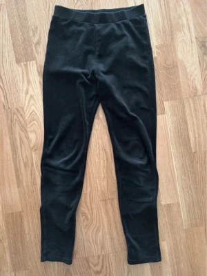 Svarta leggings från Lindex - Svarta leggings från Lindex i mjukt och stretchigt material. De har en klassisk, enkel design med resår i midjan och smal passform. Perfekta att matcha med oversized tröjor eller hoodies.💗