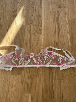 Vit/rosa blommig bh i storlek M - Vit/rosa blommig bh i storlek M