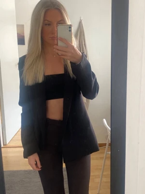 Svart kavaj - Snygg svart figursydd kavaj/blazer från VILA i strl XS🌸