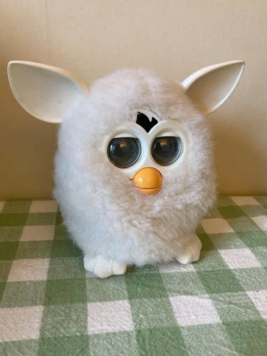 Furby - Furby som jag köpte second hand. När jag köpte den fanns det batteri läckage i den som jag tvättade bort och den fungerade efter det.  