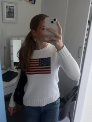 Ralph lauren tröja - Den populära Ralph lauren tröjan med usa flaggan på. Äkta!!  Barn storlek: (10-12) ca 152 skulle jag säga Passar mig som är 156 Super bra skick. Nypris ca 3000-4000