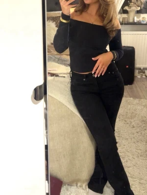 Svarta raka jeans med låg midja - Säljer ett par svarta jeans med rak passform och låg midja.  Storlek 34 