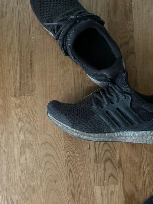 *LIMITED EDITION* Adidas Ultra Boost  - Extremt sällsynta Smoke gray Adidas Ultra Boost modell. Unik design med  adidas-ränder i läder material som ses på bilderna ovan. Dessa skor säljs inte i Sverige.