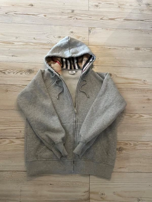 Burberry zip - Tröjan är helt fläck/felfri. Stolek xl på märket men har m och den passar helt ok. Lutar lite mot s…. Pm för minsta lilla fråga 