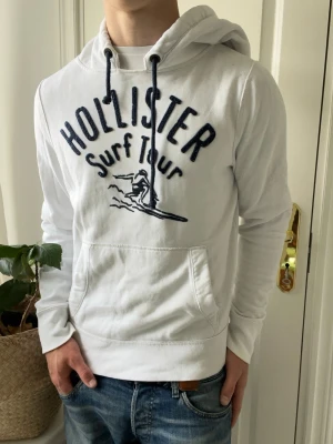 Hollister hoodie  - Hollister hoodie, Inga defekter förutom lite nopprig från andra hoodies liksom, och en liten fläck! Modellen i bilderna är 180 cm 75 kg och bär Storlek M , Kom med frågor! 🌟 (Kan gå ned i pris vid köp av paket 😉) 