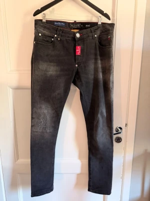Svarta Philipp Plein jeans - Använda max 2 ggr. Nypris: 5600kr. Kvitto finns.