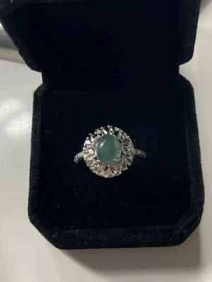 Silverring med aventurine sten - Snygg silverfärgad ring med en oval grön sten i mitten. Justerbar