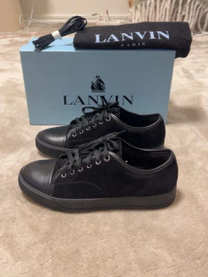 Lanvin DBB1 Patent Cap Toe Sneaker Svart - Storlek: 43 Skick:  9,9/10  Nypris: ca 4899 kr  Allting originalt ingår  100% autentiska  Hör av er vid frågor & köp.