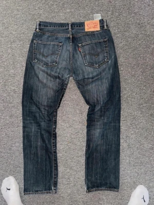 Levis 501 - vintage Levis 501 jeans med en riktigt schyst straight passform, sjukt snygg wash/fades. Skicket är 8/10 se bilder för mer info. Kom med bud, priset är inte hugget i sten! 💯🙌