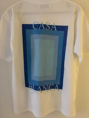 Casablanca T-shirt storlek S - Stilren Casablanca T-shirt i storlek S perfekt nu till sommaren. Helt oanvänd i toppskick med tags kvar. Skriv för fler bilder eller frågor