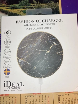 iDeal of Sweden Qi-laddare marmor - Snygg trådlös laddningsplatta från iDeal of Sweden i Port Laurent Marble-design. Rund form med svart marmormönster och guldiga detaljer. Kompatibel med Qi, upp till 7.5W för iPhone och 10W för Android. Perfekt för dig som vill ladda mobilen stilrent.Aldrig använd 