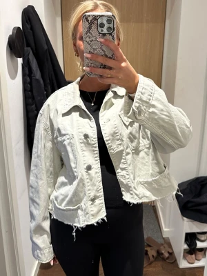 Ljusgrön croppad jeansjacka - Så snygg ljusgrön croppad jeansjacka, perfekt nu till hösten men även sena sommarkvällar! 