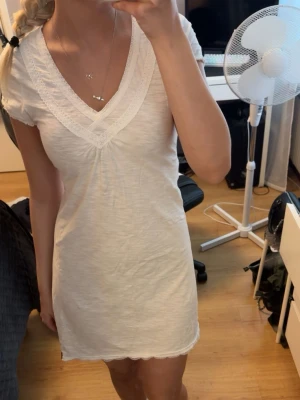 Esprit klänning  - Superfin esprit klänning perfekt för sommaren! Jag är 160cm och den passar mig. Tveka inte att skriva om du undrar något! 🩷