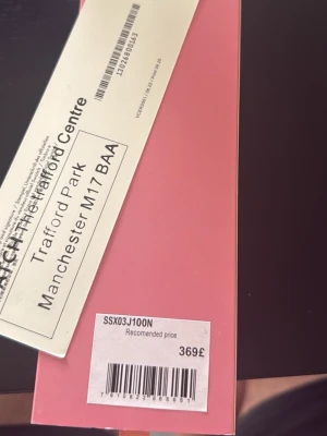 Swatch Royal Pop hängande klocka - Unik Swatch Royal Pop klocka med färgglad design i rosa, gult och blått. Klockan har ett runt hängande fodral och ett matchande rosa band, perfekt som accessoar för dig som gillar poppiga detaljer och lekfull stil.