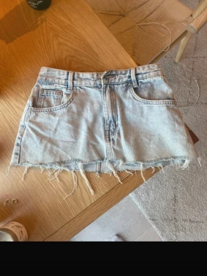 Ljusblå jeanskjol med fransig kant - Säljer denna söta denim kjol från pull and bear då den nu är för liten för mig🤗🤗