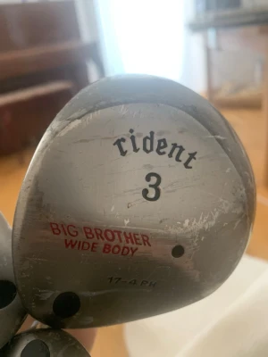 8 st Vänster Rident Big Brother Wide Body klubbor – Driver + Järn/Hybrider - Säljer 8 stycken vänsterklubbor från Rident Big Brother Wide Body-serien. Ingår:  Driver 11° Big Brother 3 Big Brother 5  5 ytterligare Rident Big Brother-klubbor   Skick: Begagnade med normalt spelspår och repor efter användning. Pris: 1 750 kr för alla 8 klubborna. Prisvärt paket för vänsterhänta golfare. Bra spelbara klubbor!