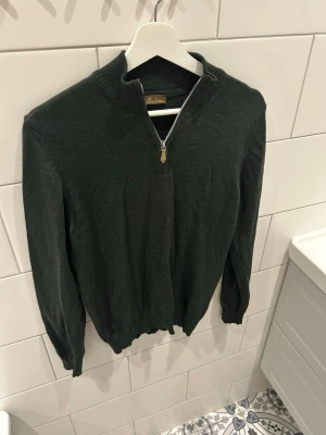 Stenströms zip merinoull - Grön Stentröms half zip merinoull 100% Storlek: S Nypris: 2000 SEK Skick: Mycket bra skick Skickas inom 24h😁