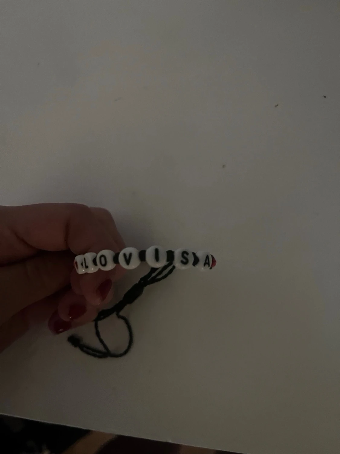 Svart armband med vita pärlor - 1