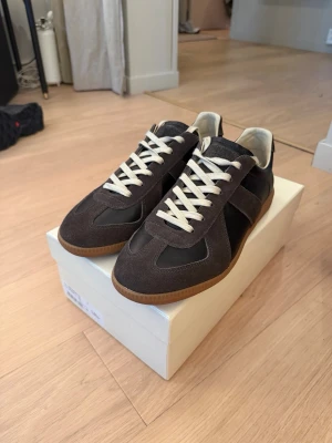 Margiela gats - Säljer ett par skitsnygga margiela gats i storlek 45, aldrig använda endast testade. I fint skick.