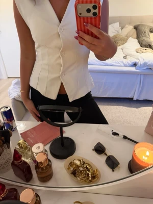 Vit figursydd väst med knappar - Snygg ”väst” som aldrig är använd💕