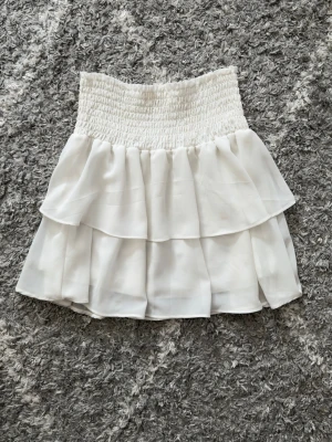 Volangkjol Chelsea - Superfin volangkjol från Chelsea, köpt på Zalando. Perfekt nu i sommar😍väldigt fint skick