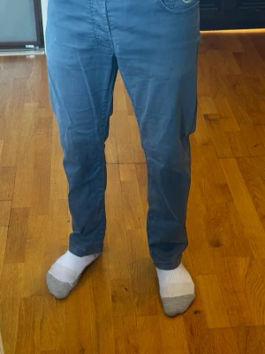 Schyssta Jacob cohen jeans - Okej skick, 6/10 i skick - lappen där bak har lossnat och någon envis fläck. Modell 688 comfort, W33, han på bilden är 183cm. Nypris ca 5000kr. Säljs billigt p.ga kommande tävlingsavgift lär betalas ✅ Hör av dig vid övriga funderingar ⭐️