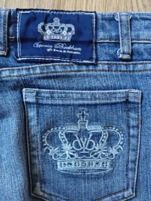 Victoria Beckham jeans - Jättefina Victoria Beckham jeans som inte kommer till användning längre och har använts fåtal gånger. Storlek S, och bootcut. Skriv för fler bilder💞