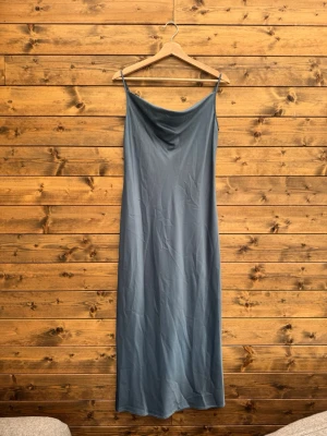 Max Mara Leisure Teoria Slip Dress / Dam XS – Dammig Blå Satäng / Cowl Neck Maxi - Säljer en elegant blå långklänning från MaxMara Leisure. Klänningen har smala axelband, mjukt fall och en enkel, stilren design. Materialet känns lent och har en lätt glansig yta som ger en lyxig känsla.