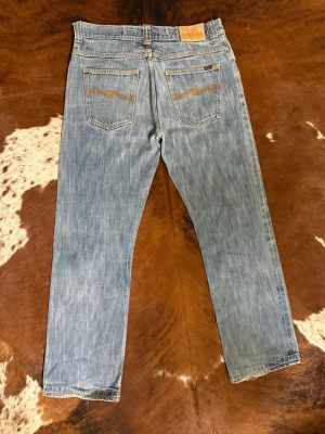 Vintage nudie RegularRalf BootCut - Tjena! Säljer dessa extremt sällsynta nudie jeans: Modellen är antingen RegularRalf eller någon typ av masa: Det som gör mig osäker är flaggan på insidan av byxan: Oavsett modell så sitter dom som ett par RegularRalf: W33/L32ish: Hör av dig vid funderingar!🙌