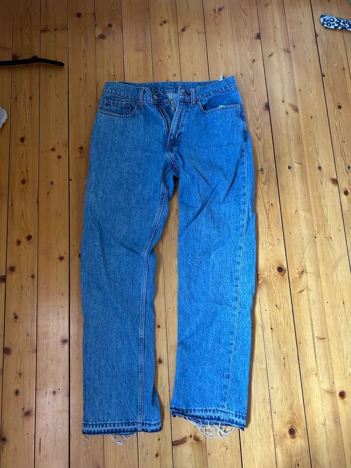 Blå raka jeans med rå kant