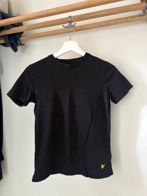 Tshirt - Jättefin svart tshirt från Lyle&Scott i storlek 10-11år.