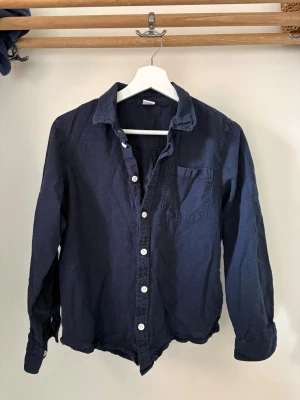 Linneskjorta  - Jättefin mörkblå linneskjorta från Lindex i storlek 164. Säljer även matchande linneshorts! 