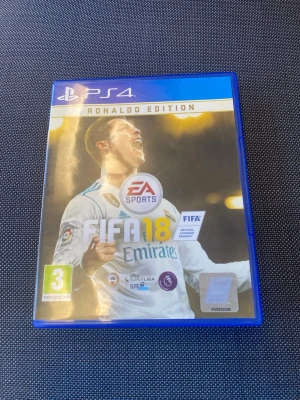 FIFA 18 Ronaldo Edition PS4 - FIFA 18 Ronaldo Edition till PlayStation 4. Fotbollsspel med Cristiano Ronaldo på omslaget. Blå plastfodral med spelmanual och Blu-ray-skiva. Perfekt för dig som gillar sportspel och vill bygga ditt ultimata lag i FIFA Ultimate Team.