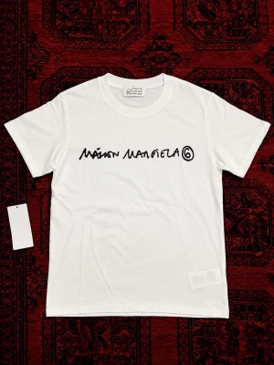Maison Margiela t-shirt  - Vit t-shirt från Maison Margiela perfekt för sommar outfits. | skick : 10/10 har endast använts fåtal gånger så ser ut som ny. | etiketten och påsen följer med på köp! | Storlek EU M | längd : 65 cm | bredd : 48 cm | pris går att diskutera vid bundle köp / snabbaffär! 💯