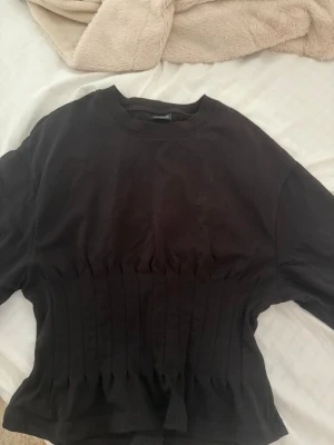 Svart topp - Svart T-shirt topp från gina tricot i storlek xs, använd några få gånger 