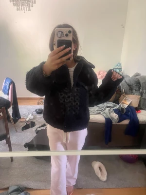 Marin blå fuskpäls kappa - Säljer en marinblå kappa i fuskpäls från Gina tricot. Mjuk och fluffig känsla som ger en trendig look.