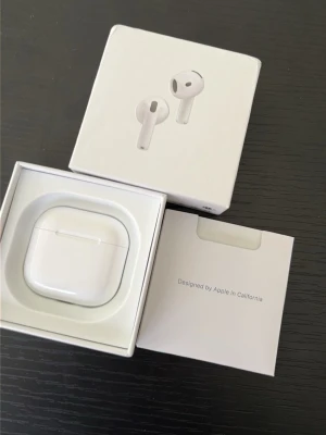 Airpod 4 Anc 2024 - Hejsan säljer nu mina AirPods som jag endast öppnat för att kunna vissa er helt ny. Säljer dem då jag inte är i behov av dem.