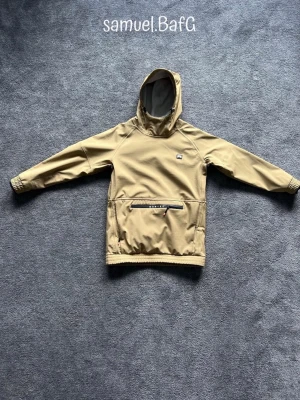 Montec Skidjacka - Säljer en Beige Montec Hoodie Skid/Snowboard jacka som knappt använts. Storlek M. Stilren och klassisk skid eller snowboard jacka som gjord för nybörjare eller experter.
