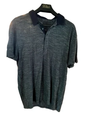 Randig blå pikétröja Armani Exchange (XL) - Snygg blå pikétröja från Armani Exchange i storlek XL med tunna vita ränder och klassisk krage. Tröjan har korta ärmar, knappar framtill och en relaxed passform. Perfekt för en avslappnad och stilren look. OBS! Liten i storleken (italienska mått) motsvarar snarare L än XL. I bra skick utan fläckar eller nämnvärda tecken på slitage. 