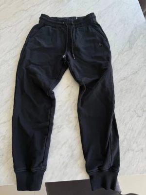 Moose Knuckles mjukisbyxor - riktigt sköna mjukisbyxor storlek S passar M också. Använda ett tag lite slitna som på snörena och loggan lite, annars i bra skick. Äkta!